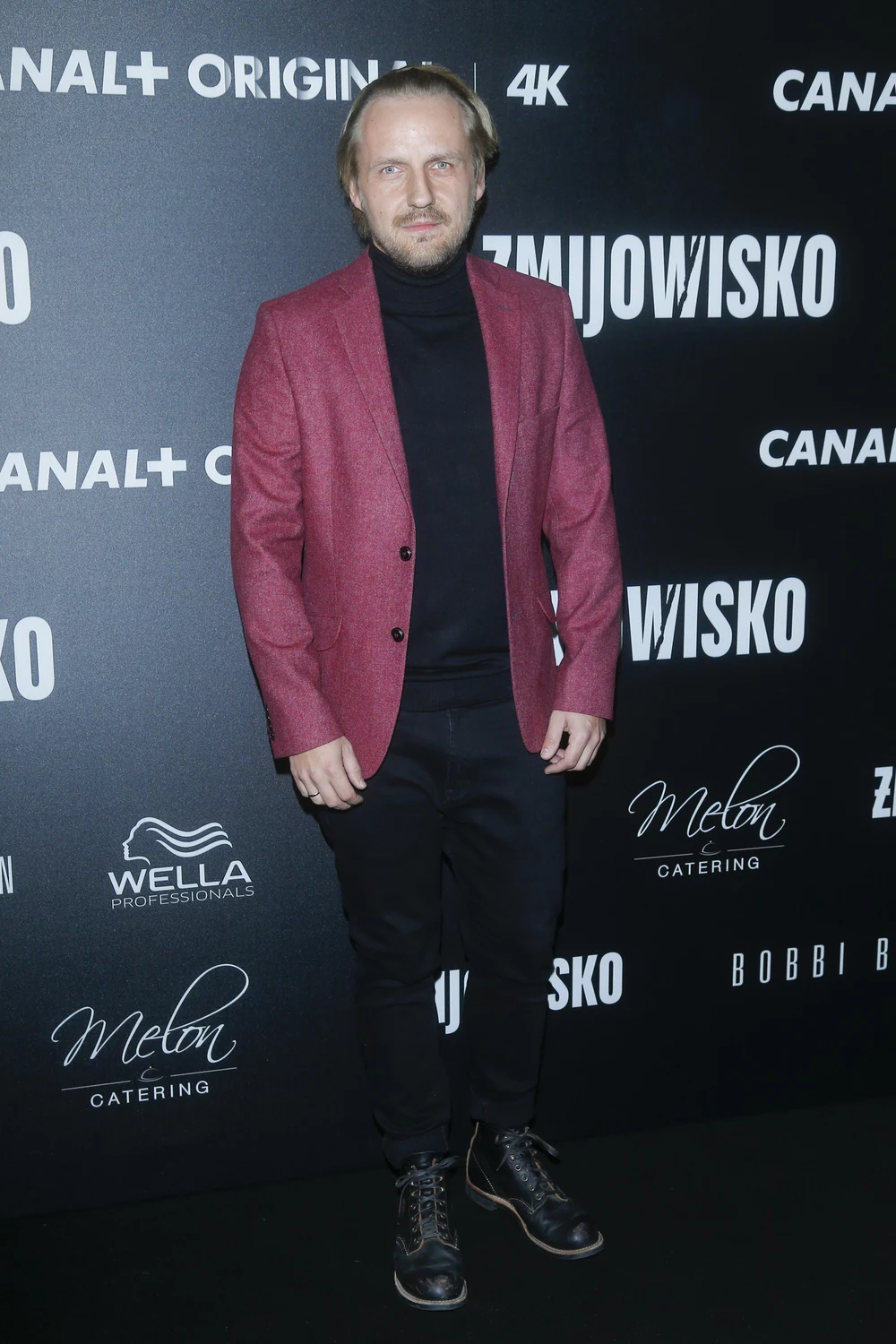 Gwiazdor na potrzeby nowej produkcji, wykonał również do niej utwór przewodni. Na premierze "Żmijowiska" pojawiło się wiele gwiazd. Jednak to stylizacja Pawła Domagały wydaje się jedną z tych bardziej interesujących. Gwiazdor na potrzeby nowej produkcji, wykonał również do niej utwór przewodni. Na premierze "Żmijowiska" pojawiło się wiele gwiazd. Jednak to stylizacja Pawła Domagały wydaje się jedną z tych bardziej interesujących.