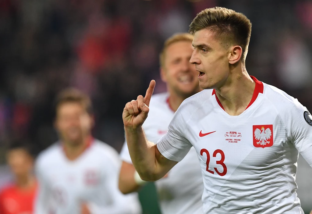 Premiera FIFY 20 przyniosła jednak spore rozczarowanie. Krzysztof Piątek (podobnie jak dwaj wymienieni wyżej reprezentanci naszego kraju) otrzymali wirtualną twarz wygenerowaną przez system EA, niczym nie przypominającą prawdziwego wizerunku piłkarza.
