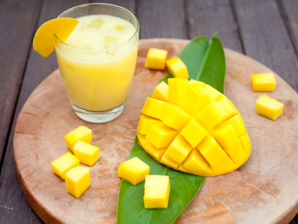 Mango Niedojrzały owoc jest twardy, a jego skórka jest w większości zielona. Nie nadaje się do jedzenia, bo jest kwaśne. Dojrzałe mango ma skórkę czerwono-pomarańczową i intensywnie pachnie owocowo. Mango Niedojrzały owoc jest twardy, a jego skórka jest w większości zielona. Nie nadaje się do jedzenia, bo jest kwaśne. Dojrzałe mango ma skórkę czerwono-pomarańczową i intensywnie pachnie owocowo.