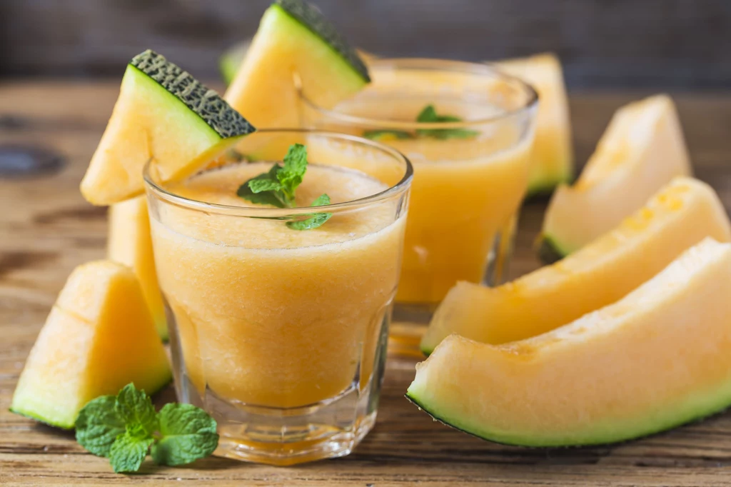 Melon Na skórce nie może być śladów pleśni, ciemniejszych i większych plam czy pęknięć. Owoc powinien być też cięższy niż mogłoby się to wydawać na podstawie oceny jego wyglądu. Melon Na skórce nie może być śladów pleśni, ciemniejszych i większych plam czy pęknięć. Owoc powinien być też cięższy niż mogłoby się to wydawać na podstawie oceny jego wyglądu.
