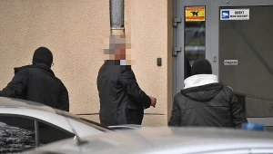 Sabri B. wchodzi do prokuratury