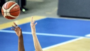 Koszykarka Artego Bydgoszcz Laura Miskiniene (P) i Victoria Macaulay (L) z Galatasaray Stambuł 