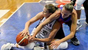 Koszykarka InvestInTheWest Enea Gorzów Wlkp. Agnieszka Kaczmarczyk (L) i Marina Bas (P) z Botas Ankara 