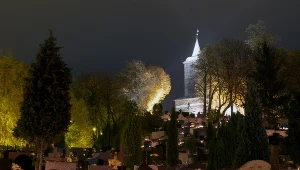 Cmentarz nocą, zdjęcie ilustracyjne