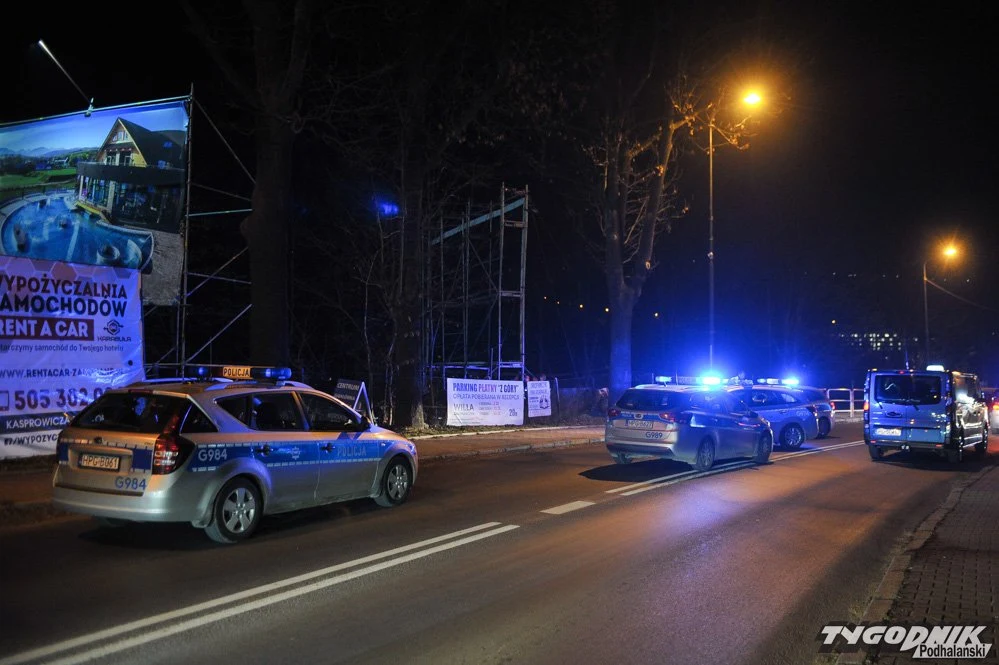 Policjanci podjęli pościg już w Białym Dunajcu, gdy auto nie zatrzymało się do kontroli. W czasie ucieczki samochód na angielskich numerach rejestracyjnych wykonywał niebezpieczne manewry. Policjanci podjęli pościg już w Białym Dunajcu, gdy auto nie zatrzymało się do kontroli. W czasie ucieczki samochód na angielskich numerach rejestracyjnych wykonywał niebezpieczne manewry.