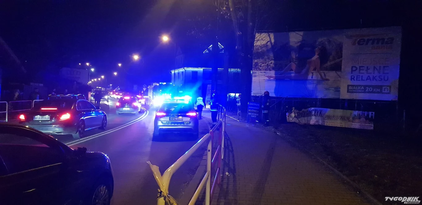 Samochód uderzył w reklamę i zatrzymał się. Samochód uderzył w reklamę i zatrzymał się.