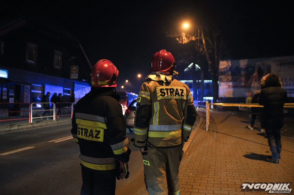 Kierowca próbował chodnikiem ominąć blokadę policji. Gdyby dojechał w okolice cmentarza mogło dojść do wielkiej tragedii. Kierowca próbował chodnikiem ominąć blokadę policji. Gdyby dojechał w okolice cmentarza mogło dojść do wielkiej tragedii.