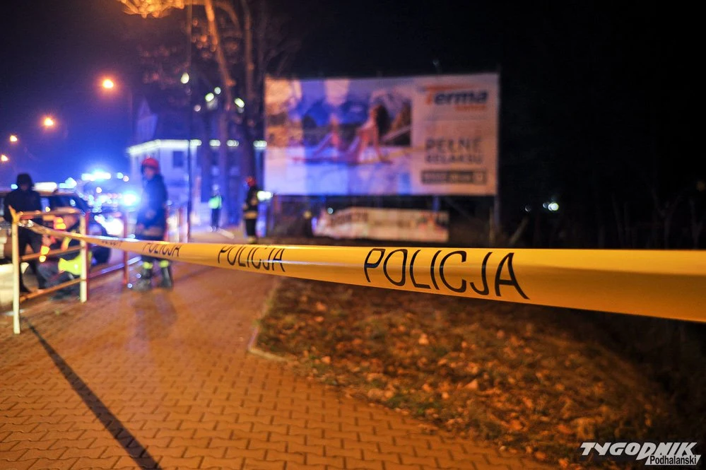 Jechał lewą stroną szosy zmuszając inne pojazdy do zjechania z szosy. - Policjanci w czasie pościgu oddali strzał ostrzegawczy - relacjonuje jeden ze świadków. Jechał lewą stroną szosy zmuszając inne pojazdy do zjechania z szosy. - Policjanci w czasie pościgu oddali strzał ostrzegawczy - relacjonuje jeden ze świadków.