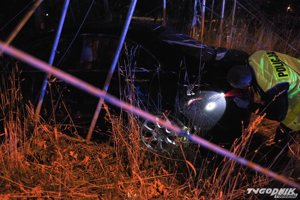 Na Ustupie zastosowali pierwszą blokadę, przez którą kierowca przebił się. Oddali wtedy strzał. Wcześniej jechał ok. 140 km na godz. Na Ustupie zastosowali pierwszą blokadę, przez którą kierowca przebił się. Oddali wtedy strzał. Wcześniej jechał ok. 140 km na godz.