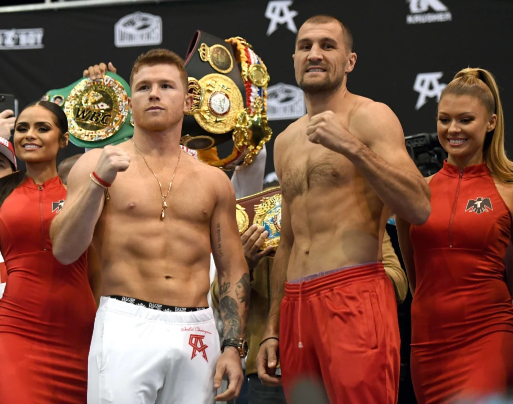 Canelo Alvarez (z lewej) i Siergiej Kowaliow Canelo Alvarez (z lewej) i Siergiej Kowaliow