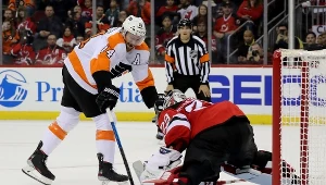 Sean Couturier z Philadelphia Flyers zdobywa decydującego gola