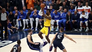 LeBron James (w żółtym stroju) w meczu z Dallas Maverics
