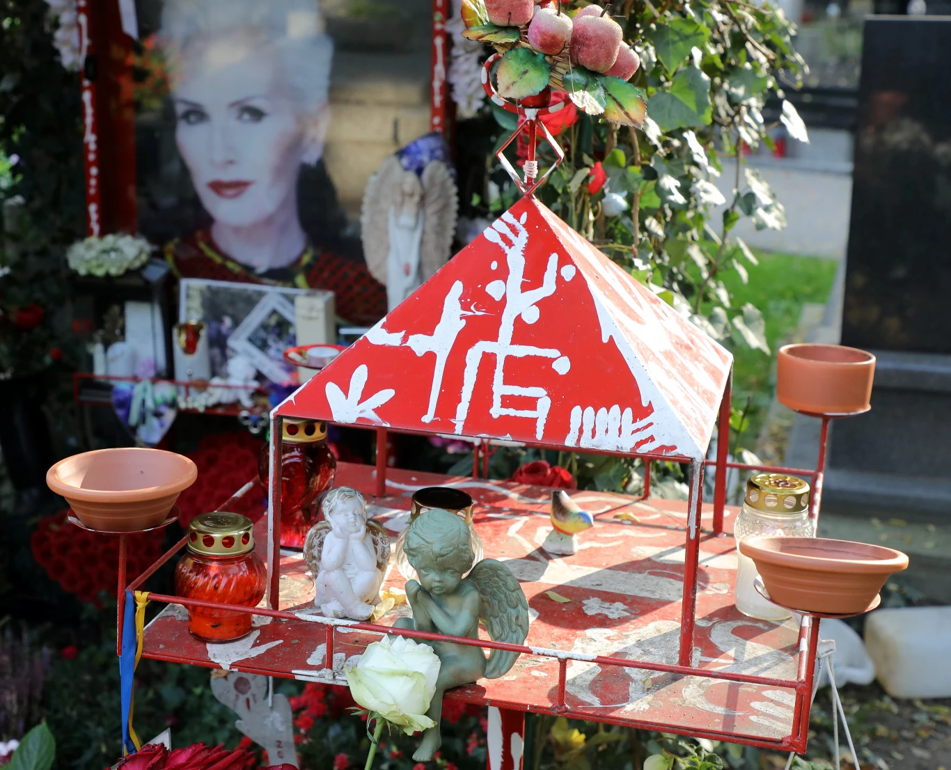 Grób Kory 31 października. 