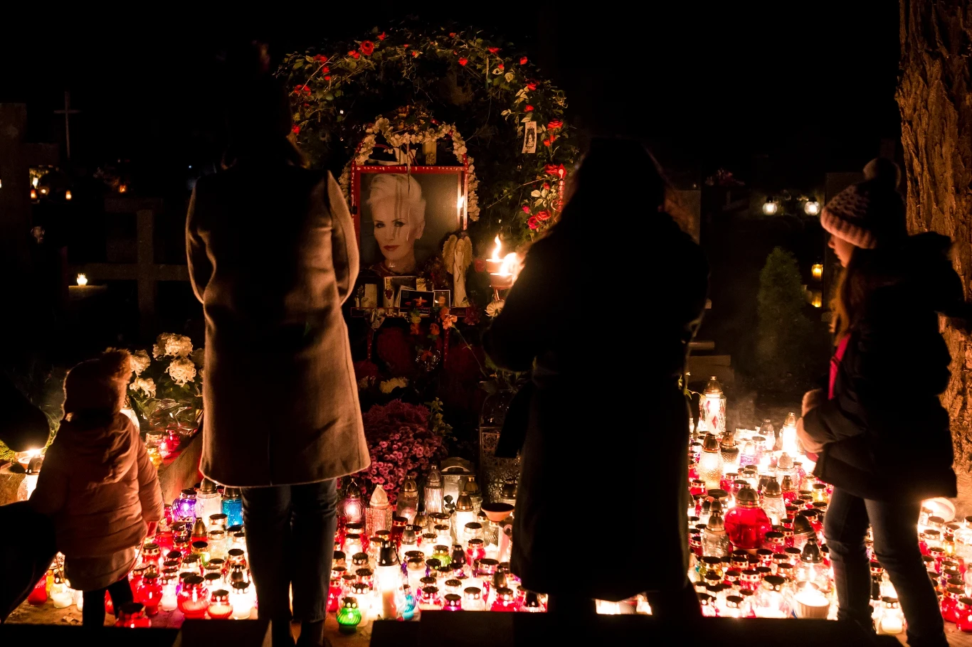 Na grobie Kory 1 listopada pojawiły się tłumy fanów. Wokalistka została pochowana na warszawskich Powązkach 8 sierpnia 2018 roku.
