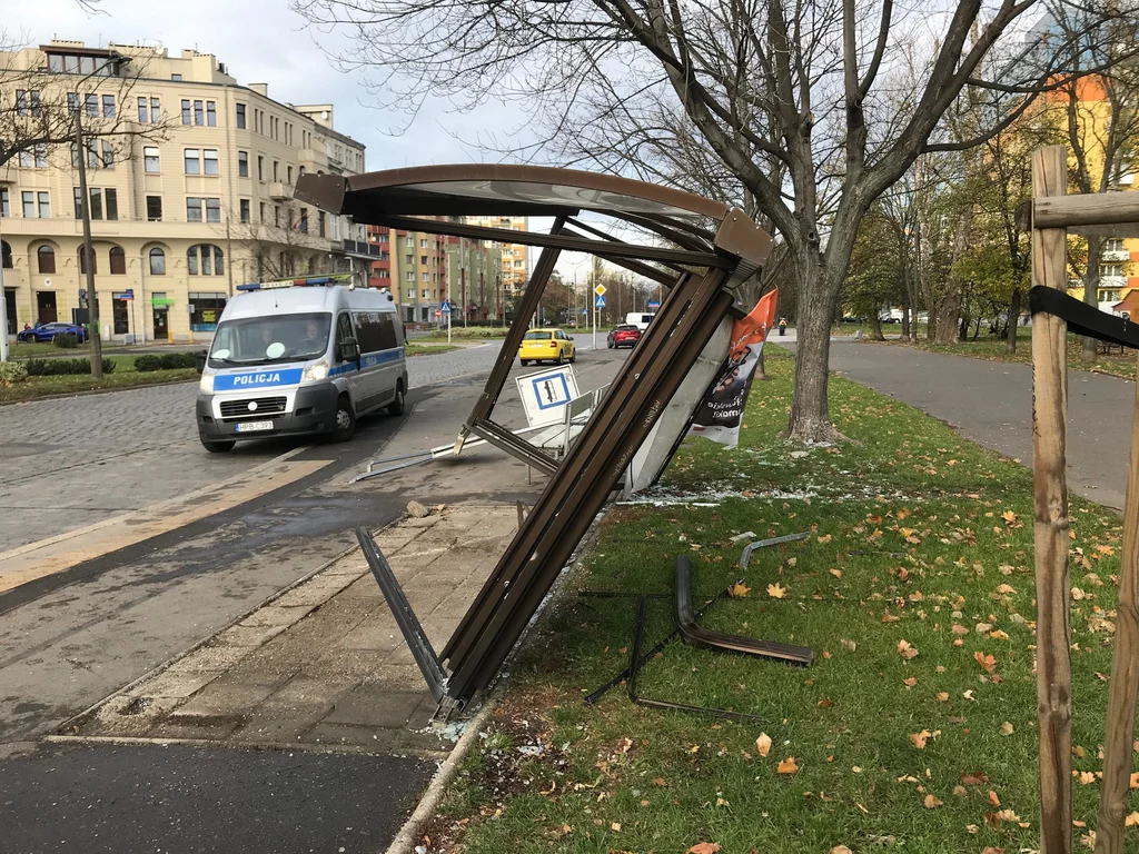 We Wrocławiu samochód wjechał w przystanek autobusowy