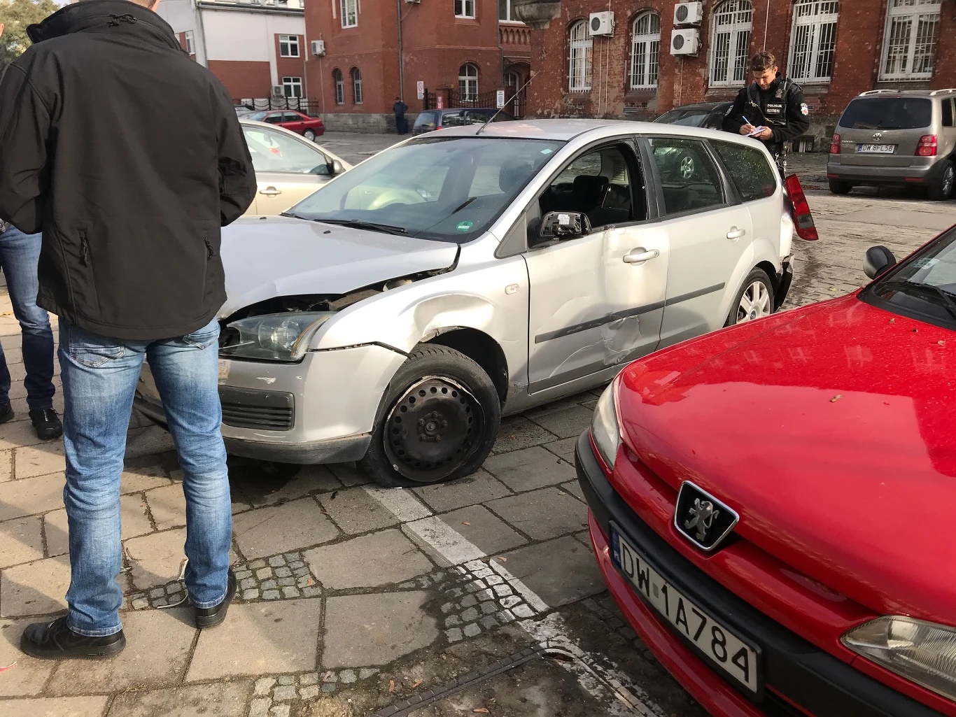 Srebrny ford porzucony przez sprawcę 
