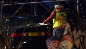 Policjanci przy zatrzymanym samochodzie 