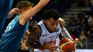 Koszykarz Kinga Szczecin Cleveland Melvin (P) i Jakub Schenk (L) z Polskiego Cukru Toruń