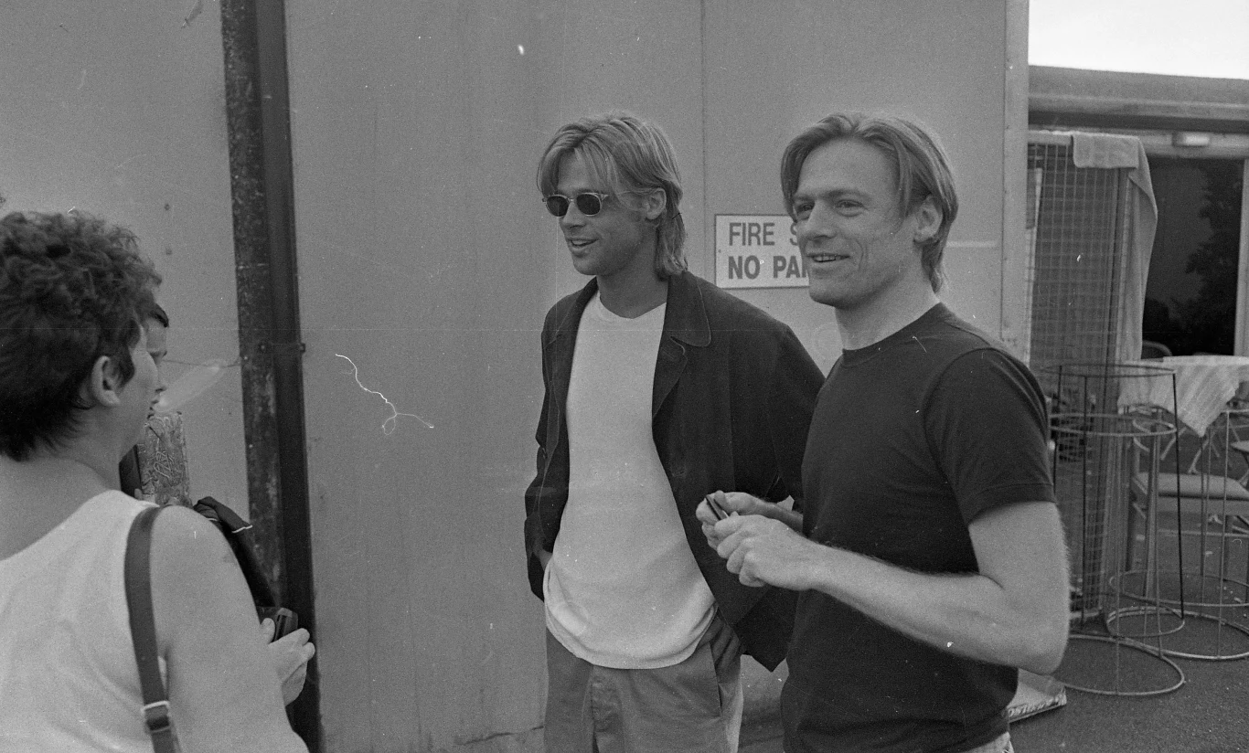 Bryan Adams od dawna zaangażowany jest w działalność charytatywną - wspiera m.in. organizacje PETA (jest weganinem od ponad 30 lat), Amnesty International, brał udział w wielkich koncertach Live Aid (1985) i Live 8 (2005). Na zdjęciu z aktorem Bradem Pittem w 1996 r.