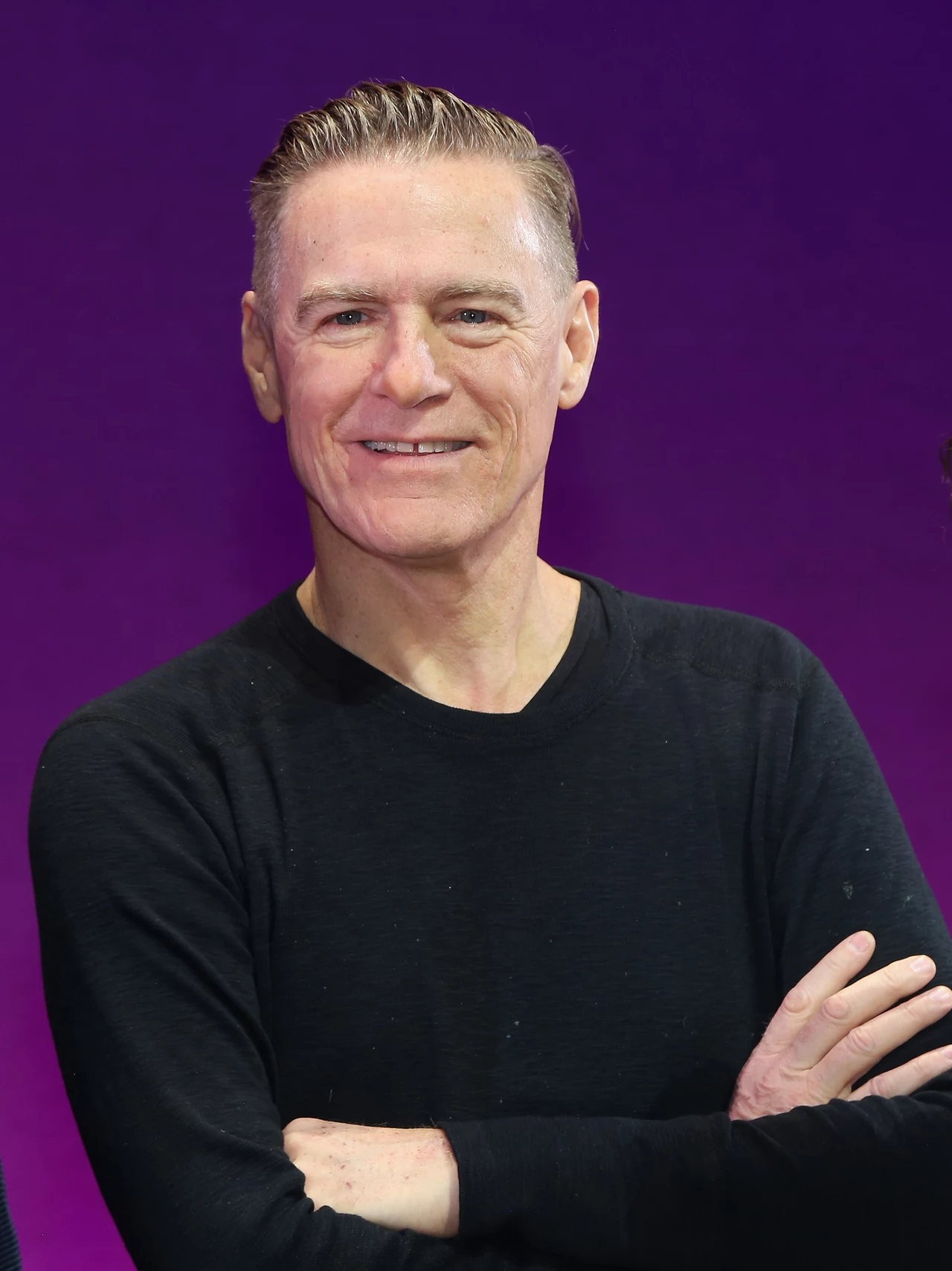 Poza muzyką Bryan Adams zajmuje się też fotografią - początkowo robił zdjęcia na własny użytek, dokumentując swoje tournee, a z czasem zaczął pracował na zlecenie czasopism. Podkreślił, że cykl zdjęć, przedstawiających znane osoby powstał dla czasopisma "Zoo Magazine". - Ja osobiście wolę chować się za obiektywem aparatu niż stać przed nim - mówił w wywiadzie dla Interii. Adams zaznacza, że zazwyczaj filiżanka herbaty wystarcza, aby nawiązać kontakt. "Pamiętam, jak robiłem zdjęcia Amy Winehouse, to chciała wino i wypiła całą butelkę w jakieś pięć minut. Po Micku Jaggerze mógłbym spodziewać się, że wymagałby czegoś mocniejszego, ale z nim to nawet żadnej herbaty nie było" - dodał. Zdjęcia wykonane przez Adamsa były wystawiane w galeriach sztuki w m.in. Niemczech, Rosji, Austrii, Szwecji i Polsce. W dorobku ma m.in. albumy "Obnażeni" (portrety m.in.: Małgosi Bieli, Bryana Ferry'ego, Dustina Hoffmana, Bena Kingsleya, Micka Jaggera, Kate Moss, Mickeya Rourke, Lany Del Rey, Amy Winehouse) i "Okaleczeni. Świadectwo wojny" (zdjęcia weteranów wojennych). Bryan Adams w lutym 2019 r. Poza muzyką Bryan Adams zajmuje się też fotografią - początkowo robił zdjęcia na własny użytek, dokumentując swoje tournee, a z czasem zaczął pracował na zlecenie czasopism. Podkreślił, że cykl zdjęć, przedstawiających znane osoby powstał dla czasopisma "Zoo Magazine". - Ja osobiście wolę chować się za obiektywem aparatu niż stać przed nim - mówił w wywiadzie dla Interii. Adams zaznacza, że zazwyczaj filiżanka herbaty wystarcza, aby nawiązać kontakt. "Pamiętam, jak robiłem zdjęcia Amy Winehouse, to chciała wino i wypiła całą butelkę w jakieś pięć minut. Po Micku Jaggerze mógłbym spodziewać się, że wymagałby czegoś mocniejszego, ale z nim to nawet żadnej herbaty nie było" - dodał. Zdjęcia wykonane przez Adamsa były wystawiane w galeriach sztuki w m.in. Niemczech, Rosji, Austrii, Szwecji i Polsce. W dorobku ma m.in. albumy "Obnażeni" (portrety m.in.: Małgosi Bieli, Bryana Ferry'ego, Dustina Hoffmana, Bena Kingsleya, Micka Jaggera, Kate Moss, Mickeya Rourke, Lany Del Rey, Amy Winehouse) i "Okaleczeni. Świadectwo wojny" (zdjęcia weteranów wojennych). Bryan Adams w lutym 2019 r.