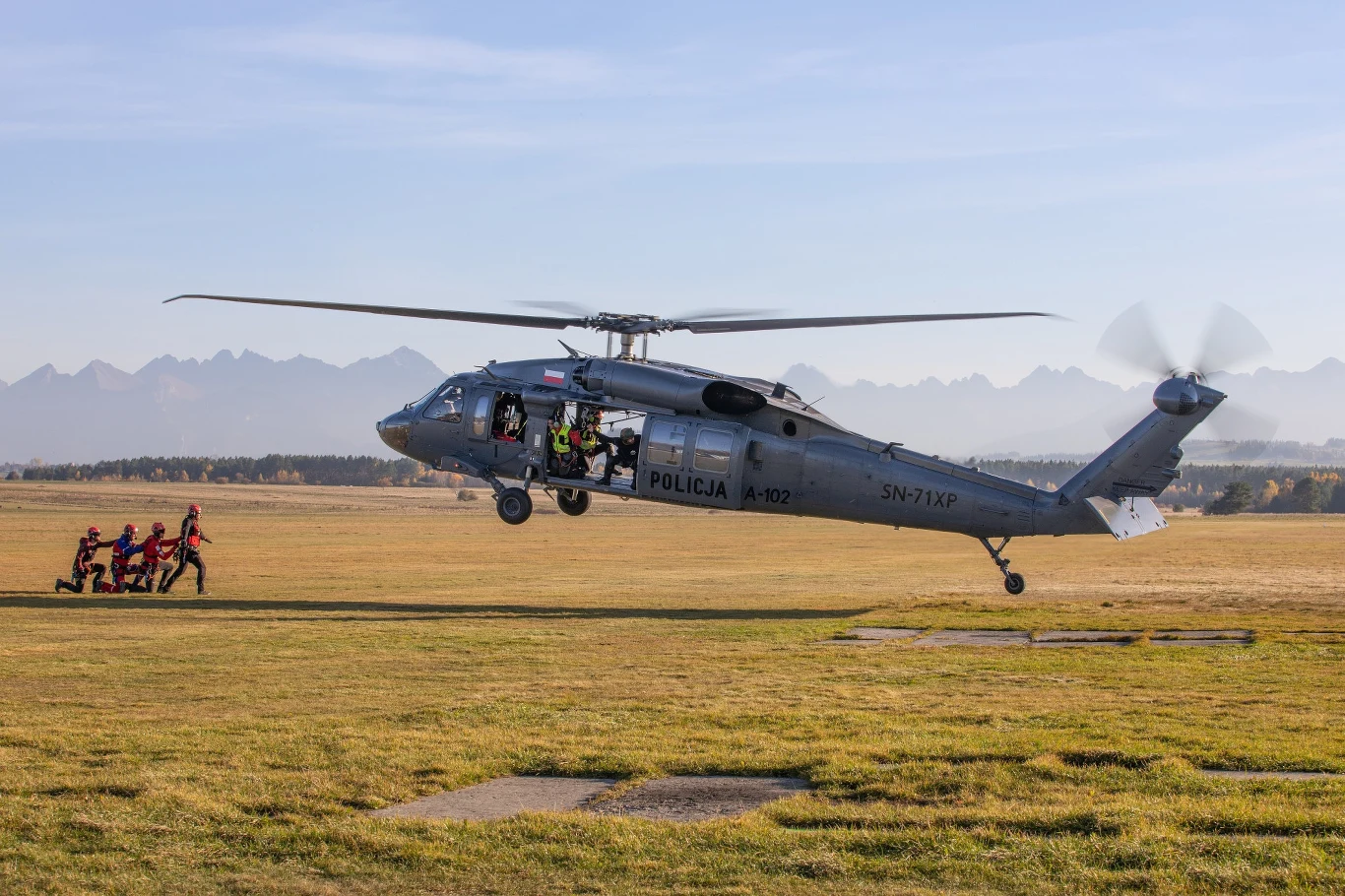 W S-70i brakuje wyposażenia wykorzystywanego przez amerykańską armię, na eksport którego potrzebna jest zgoda Kongresu. Część systemów zastąpiono urządzeniami, które nie posiadają ograniczeń eksportowych. 