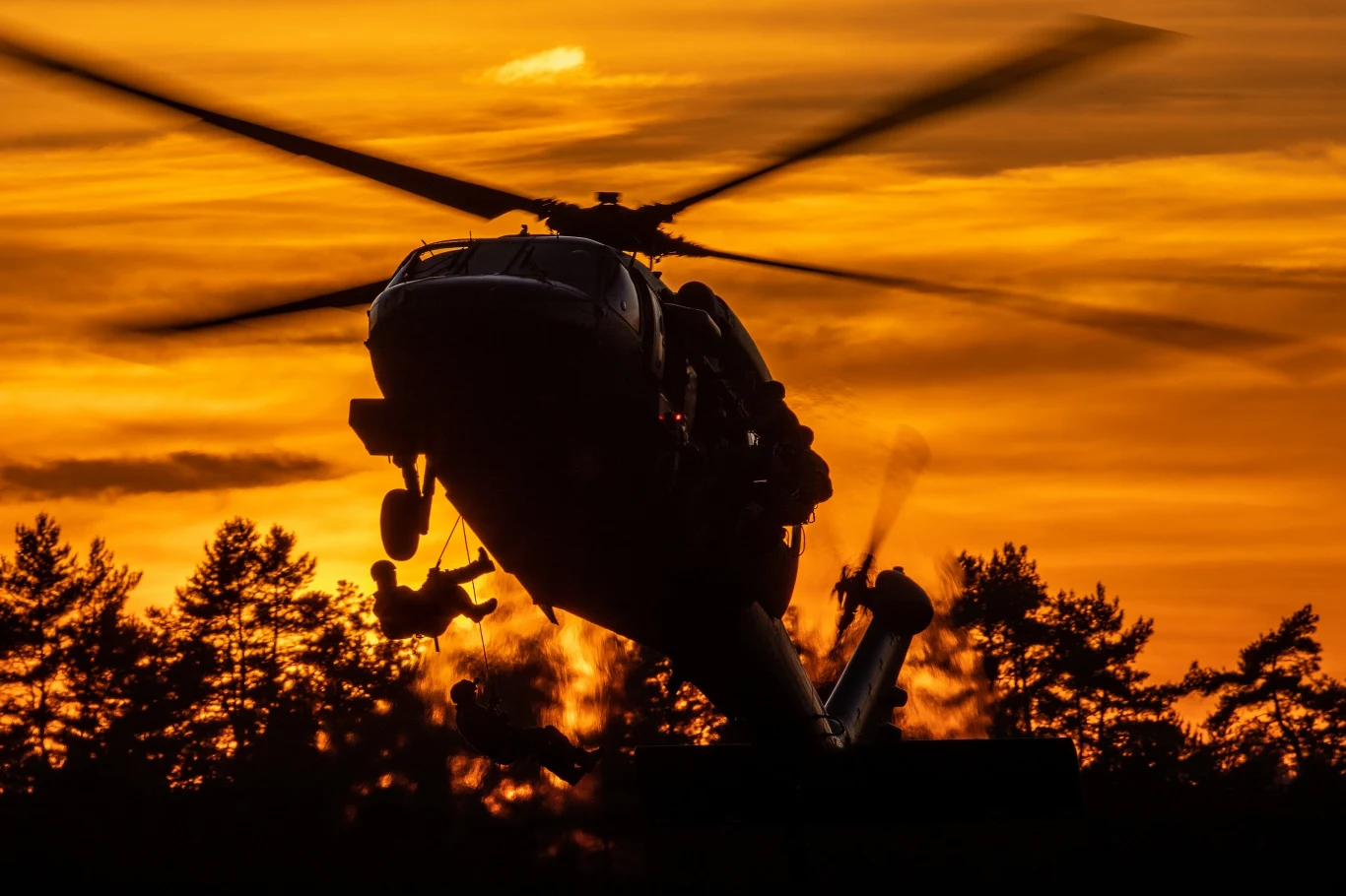 Oprócz tego w policyjnym S-70i zamontowano wyciągarkę z oświetleniem. W obecnej aranżacji ładownia śmigłowiec może pomieścić dwanaście osób.