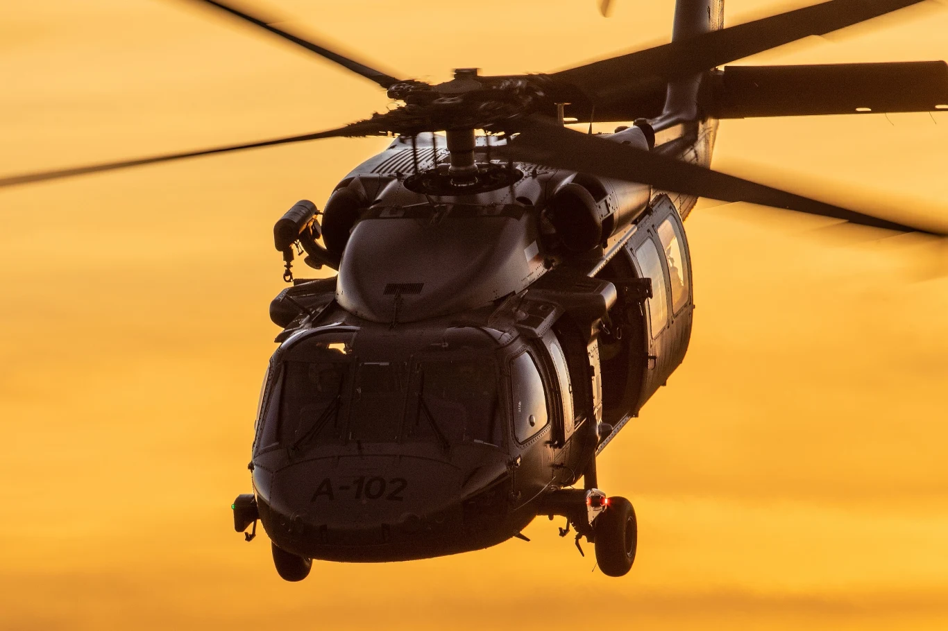Dzięki temu osoby na ziemi są znacznie bardziej bezpieczne, nie grozi im ani uderzenie łopatą, np. w przypadku operacji na nierównym terenie, ani luźnymi elementami otoczenia wyrzucanymi podmuchem powietrza - po załadunku śmigłowiec może startować bez zwłoki. 