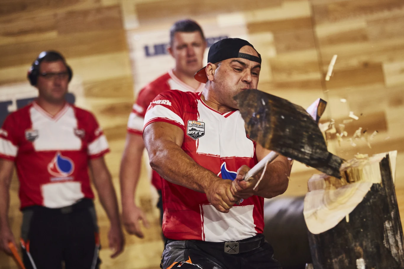 Do wielkiej czwórki Timbersports zaliczane są też Stany Zjednoczone i Kanada. Polakom udało się jednak przełamać tę hegemonię. Dotarli aż do półfinałów, gdzie odpadli z drużyną Australii. Później musieli uznać wyższość Amerykanów w pojedynku o 3. miejsce. Nasza reprezentacja wystąpiła w składzie: Michał Dubicki, Krystian Kaczmarek, Marcin Darga i Marcin Juskowski. Do wielkiej czwórki Timbersports zaliczane są też Stany Zjednoczone i Kanada. Polakom udało się jednak przełamać tę hegemonię. Dotarli aż do półfinałów, gdzie odpadli z drużyną Australii. Później musieli uznać wyższość Amerykanów w pojedynku o 3. miejsce. Nasza reprezentacja wystąpiła w składzie: Michał Dubicki, Krystian Kaczmarek, Marcin Darga i Marcin Juskowski.