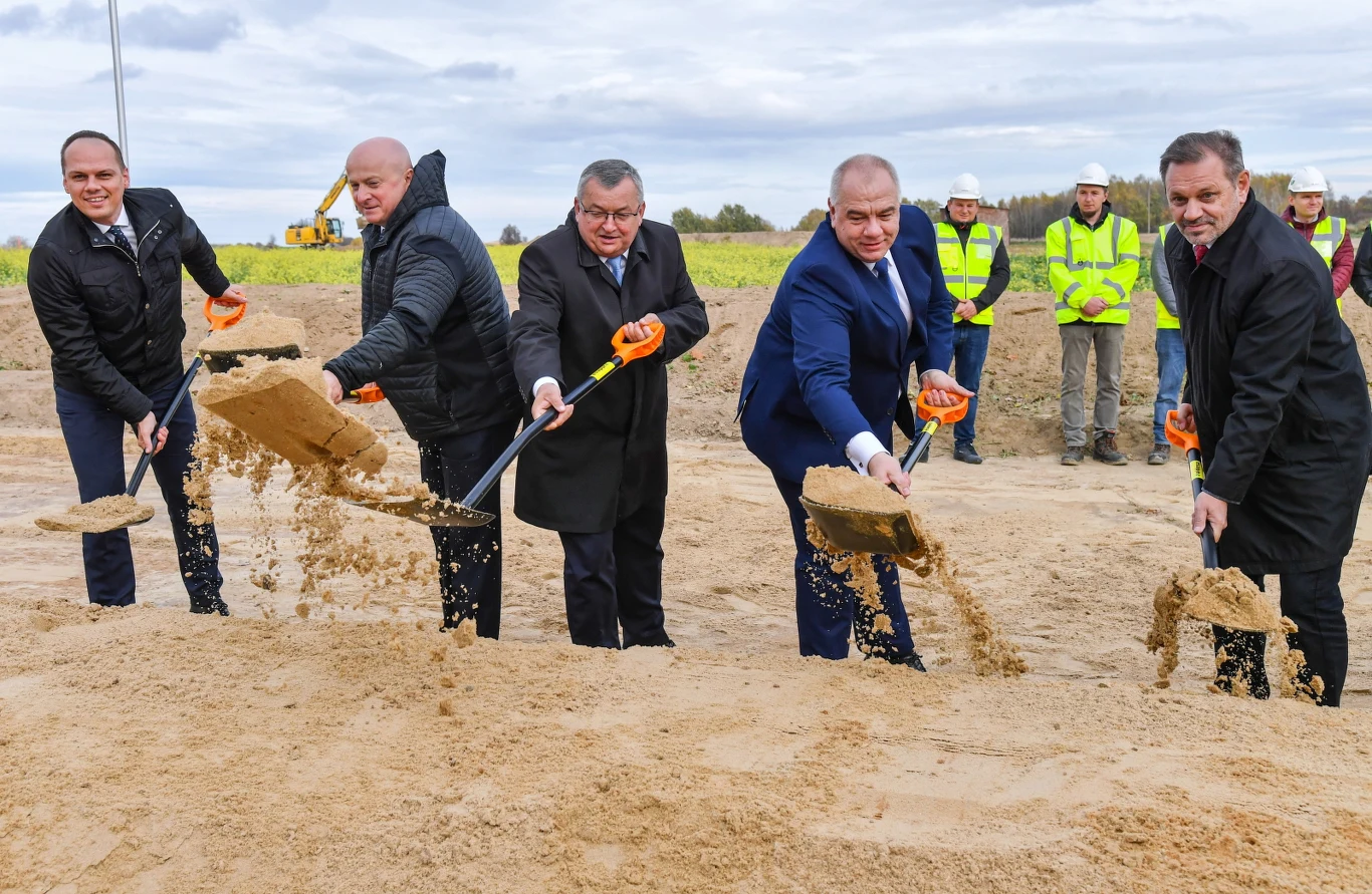 Łopatą machali ministrowie i wiceministrowie, wojewodowie, dyrektorzy...