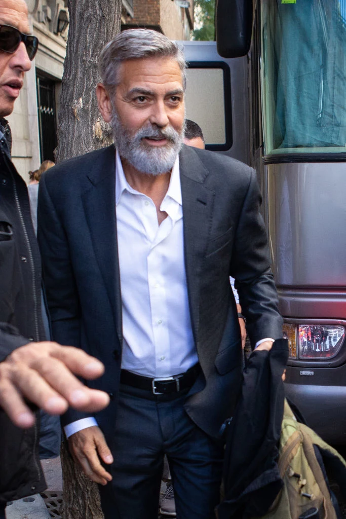 George Clooney został porwany w 2007 roku. Do tego mrożącego krew w żyłach zdarzenia doszło podczas kręcenia filmu w Darfurze. Znany aktor został otoczony przez grupę młodych uzbrojonych w karabiny maszynowe napastników. George Clooney został porwany w 2007 roku. Do tego mrożącego krew w żyłach zdarzenia doszło podczas kręcenia filmu w Darfurze. Znany aktor został otoczony przez grupę młodych uzbrojonych w karabiny maszynowe napastników.