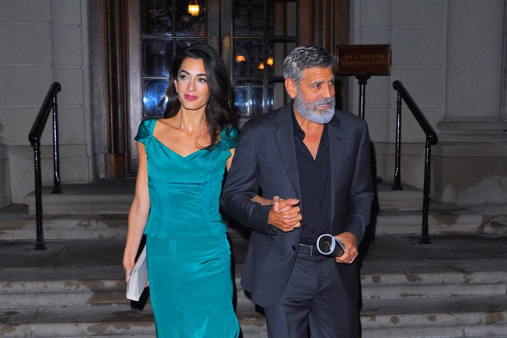 Na szczęście po kilkunastu godzinach Clooney został wypuszczony wolno. Splądrowany został za to plan zdjęciowy, na którym kręcono film. Na szczęście po kilkunastu godzinach Clooney został wypuszczony wolno. Splądrowany został za to plan zdjęciowy, na którym kręcono film.