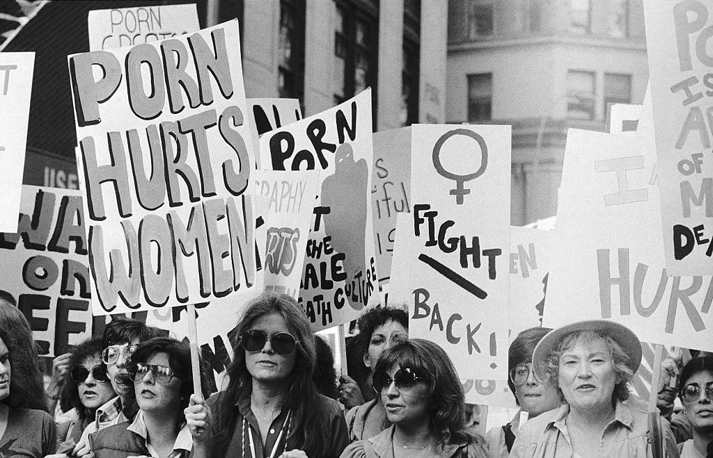 Gloria Steinem podczas jednego z feministycznych protestów w latach 60. XX wieku