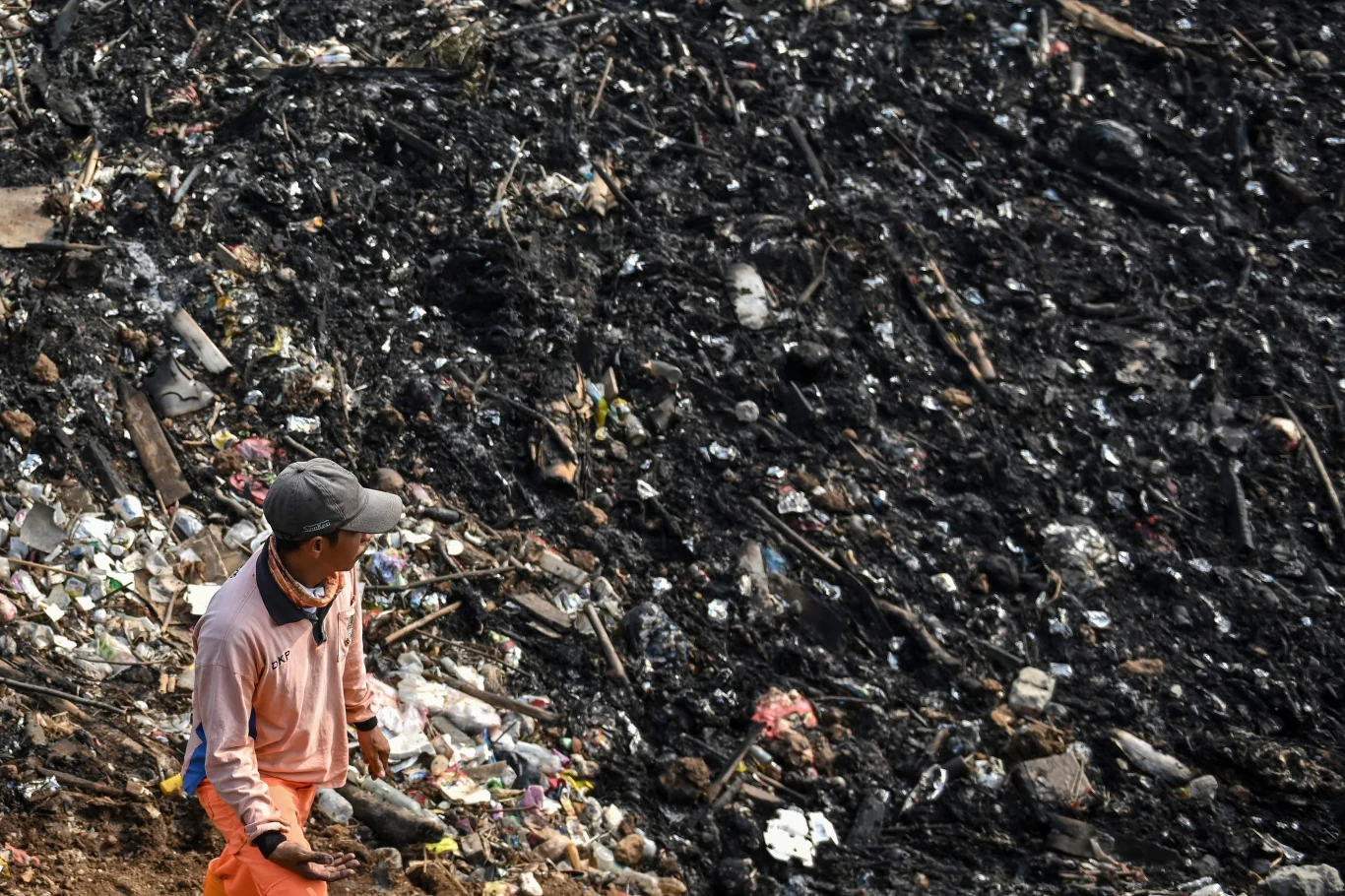 Nie tylko mieszkańcy, ale także miejscy pracownicy utylizujący odpady korzystają z rzeki jako wysypiska.