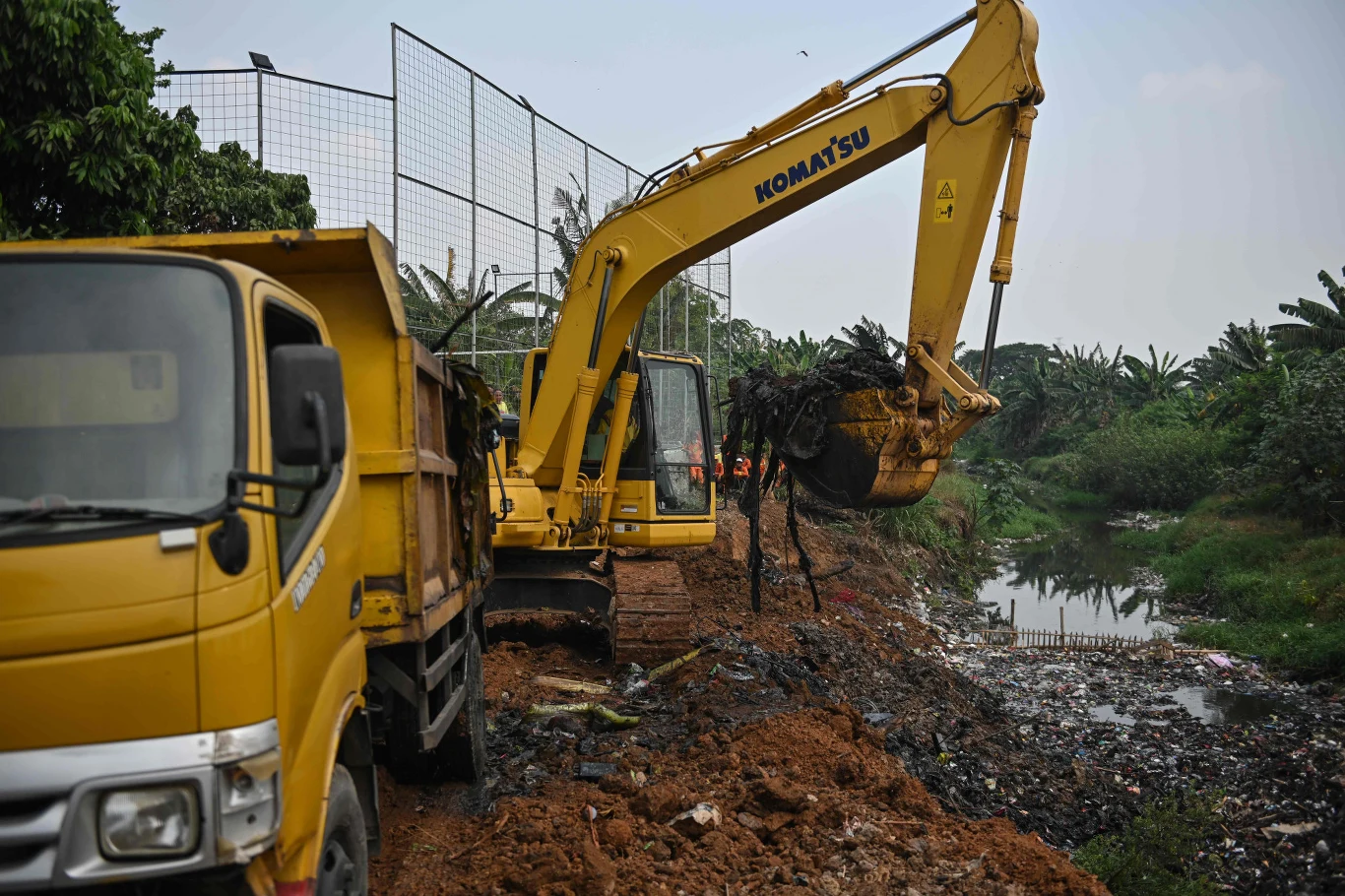 Ręczne wybieranie odpadów na niewiele by się zdało, używa się więc do tego ciężkiego sprzętu.