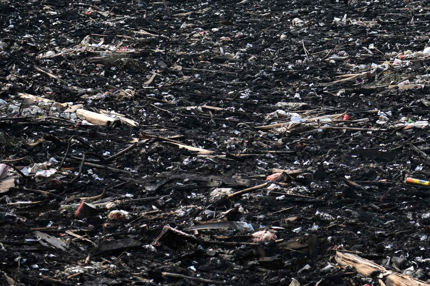 Doprowadzili jej koryto do takiego stanu, że śmieci zakrywają całe koryto, zasłaniając powierzchnię wody.