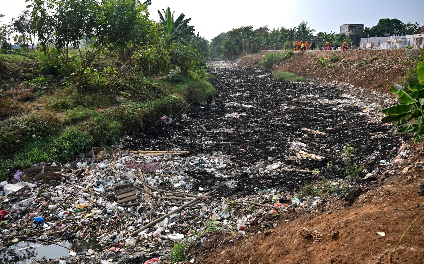 Na zdjęciu: robotnicy przygotowują się do sprzątania rzeki.