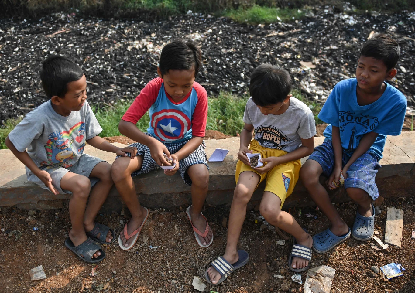 Podczas gdy na Zachodzie zmiany klimatu i dbanie o środowisko naturalne stają się tematem numer jeden, w niektórych rejonach świata świadomość tego tematu jest praktycznie zerowa. Dzieci bawiące się przy hałdach śmieci będą tam normalnym widokiem jeszcze przez długi czas.