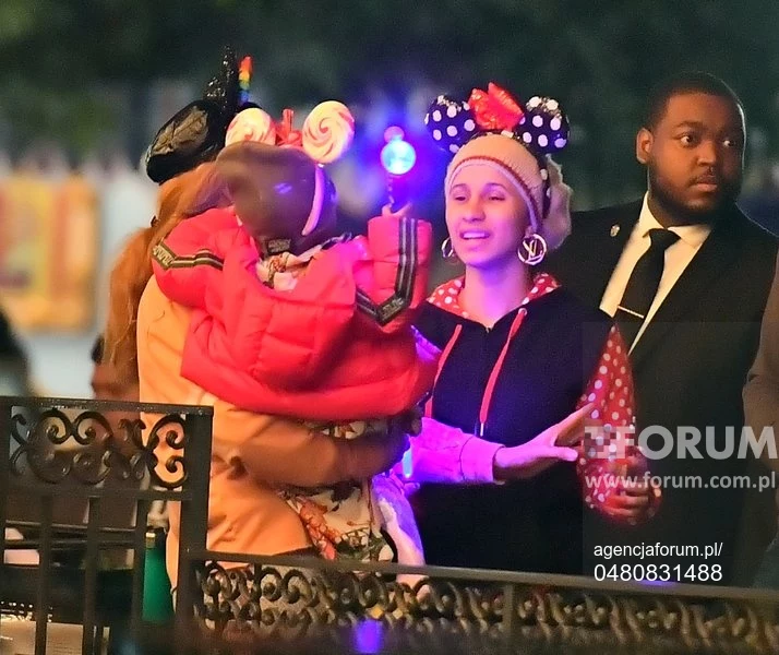 Popularność ma jednak swoją cenę i Cardi B została rozpoznana nawet bez scenicznego makijażu. Popularność ma jednak swoją cenę i Cardi B została rozpoznana nawet bez scenicznego makijażu.