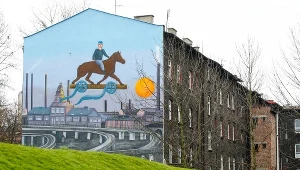 Na muralu przedstawiono Kazimierza Kutza galopującego konno