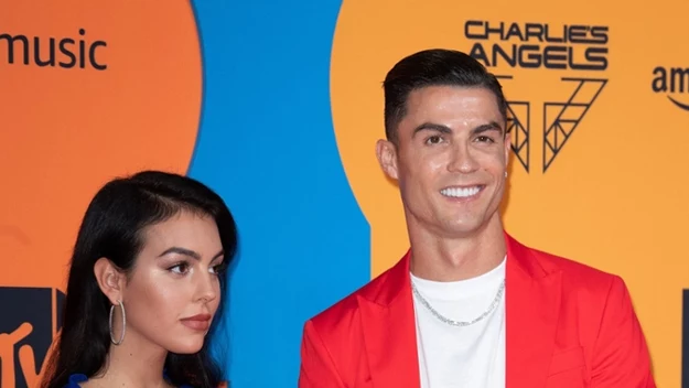 Mimo że to Cristiano Ronaldo na ogół przykuwa spojrzenia fotoreporterów, tym razem uwaga wszystkich wokół skupiła się na pięknej partnerce popularnego piłkarza Georginie Rodriguez. 

Rozpoznawalna para na niedzielnej gali MTV Europe Music Awards pojawiła się w kolorowych stylizacjach.