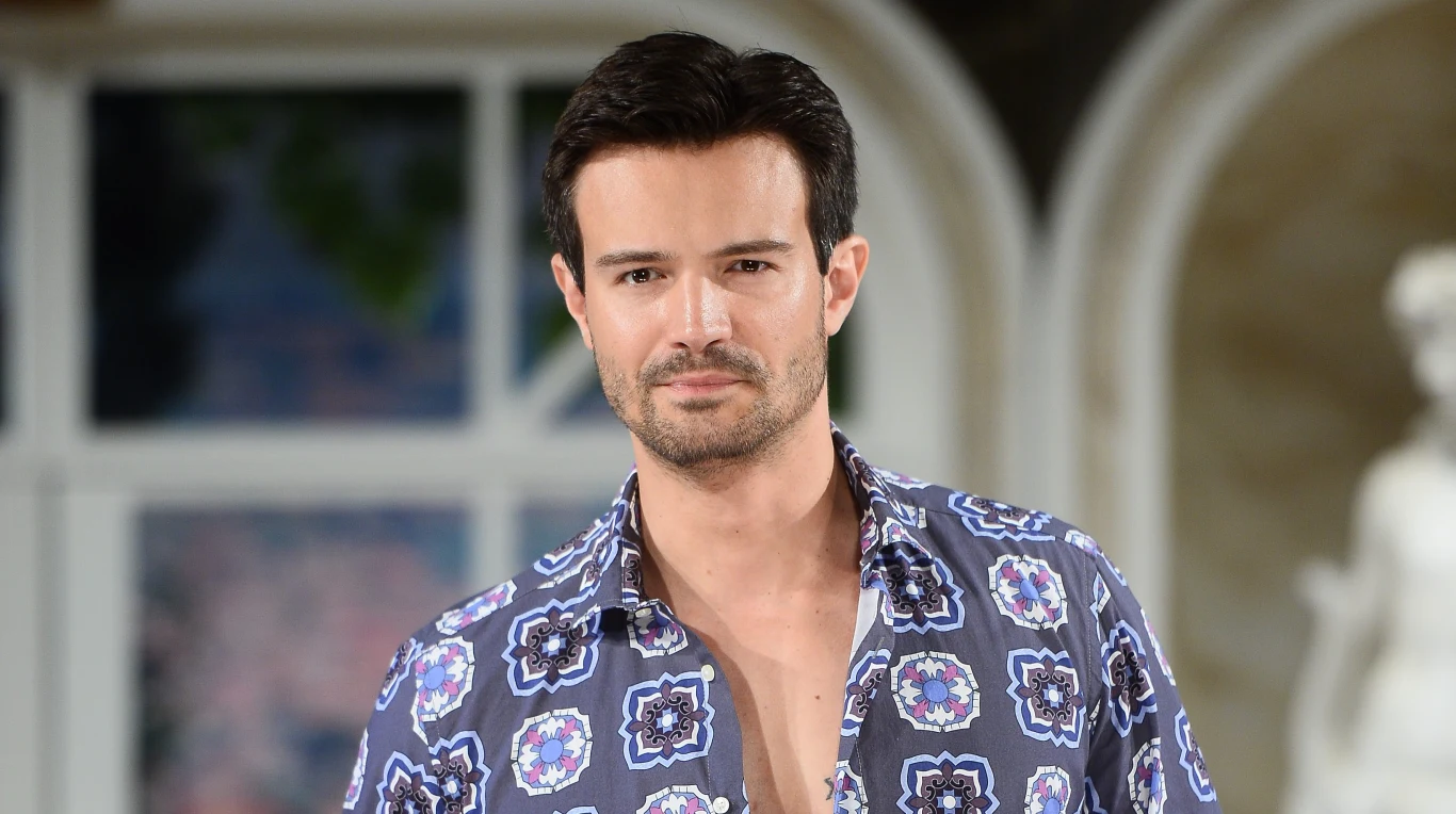 Mikołaj Krawczyk występuje obecnie w spektaklu "Zaręczony pogrążony" Mikołaj Krawczyk występuje obecnie w spektaklu "Zaręczony pogrążony"