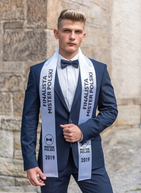 Kacper Matejko, 19 lat, Siedlce Jestem barberem i sportowcem z zamiłowania. Gram w piłkę nożną, trenowałem zapasy, a przez ostatnie lata można mnie było spotkać w moim rodzinnym mieście - Siedlcach - uprawiającego kalistenikę. Stworzyłem wraz z innymi pasjonatami tego sportu grupę Street Workout Siedlce. Nazwisko Matejko zobowiązuje, więc teraz w wolnym czasie zajmuję się sztuką, jednak lepiej niż malowanie wychodzi mi rzeźbienie... sylwetki na siłowni. Niedawno odkryłem w sobie nową pasję - fotografowanie i śmiało mogę stwierdzić, że stanie za obiektywem jest równie przyjemne, jak i stanie przed nim. Kacper Matejko, 19 lat, Siedlce Jestem barberem i sportowcem z zamiłowania. Gram w piłkę nożną, trenowałem zapasy, a przez ostatnie lata można mnie było spotkać w moim rodzinnym mieście - Siedlcach - uprawiającego kalistenikę. Stworzyłem wraz z innymi pasjonatami tego sportu grupę Street Workout Siedlce. Nazwisko Matejko zobowiązuje, więc teraz w wolnym czasie zajmuję się sztuką, jednak lepiej niż malowanie wychodzi mi rzeźbienie... sylwetki na siłowni. Niedawno odkryłem w sobie nową pasję - fotografowanie i śmiało mogę stwierdzić, że stanie za obiektywem jest równie przyjemne, jak i stanie przed nim.