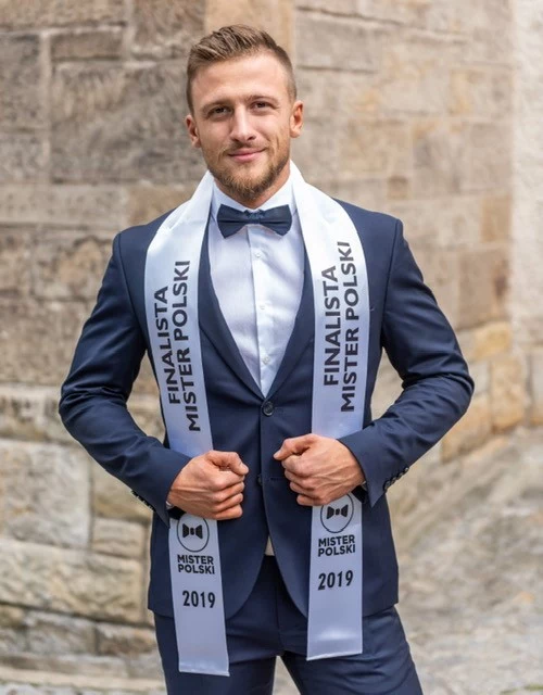 Sebastian Rączka, 25 lat. Kraków Z zawodu oraz wykształcenia jestem technikiem instalacji sanitarnych. Od 14 do 17 roku życia grałem w piłkę nożną, a przez następnie dwa lata próbowałem swoich sił w sportach walki. Ostatecznie jednak zostałem na siłowni. Moje plany na najbliższe lata to otworzenie własnej działalności. Sebastian Rączka, 25 lat. Kraków Z zawodu oraz wykształcenia jestem technikiem instalacji sanitarnych. Od 14 do 17 roku życia grałem w piłkę nożną, a przez następnie dwa lata próbowałem swoich sił w sportach walki. Ostatecznie jednak zostałem na siłowni. Moje plany na najbliższe lata to otworzenie własnej działalności.
