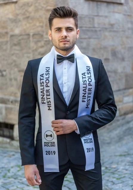 Mateusz Miłosek, 21 lat, Węgorzewo Pochodzę z Węgorzewa, lubię podróżować i dlatego pomieszkiwałem w wielu miejscach. Mam średnie wykształcenie, w planie minimum licencjat. zainteresowania jak prawie wszyscy - sport: kolarstwo rekreacyjnie i przede wszystkim sporty wodne. Mazurskie rejsy jachtami, motorówkami są czymś niesamowitym oraz kajakarstwo, a ostatnio jazda konna jest mi coraz bliższa. Pracuje jako przedstawiciel handlowy. Jestem osobą niezależną, lubiącą towarzystwo. Staram się zwalczać wszystkie przeszkody stojące mi na drodze do upragnionego celu, kieruje się determinacją, chętnie pomagam innym, którzy potrzebują pomocy. Jestem wrażliwy i mam w sobie poczucie obowiązku. Staram się optymistycznie patrzeć na świat i wiedzę szklane do połowy pełną. Mateusz Miłosek, 21 lat, Węgorzewo Pochodzę z Węgorzewa, lubię podróżować i dlatego pomieszkiwałem w wielu miejscach. Mam średnie wykształcenie, w planie minimum licencjat. zainteresowania jak prawie wszyscy - sport: kolarstwo rekreacyjnie i przede wszystkim sporty wodne. Mazurskie rejsy jachtami, motorówkami są czymś niesamowitym oraz kajakarstwo, a ostatnio jazda konna jest mi coraz bliższa. Pracuje jako przedstawiciel handlowy. Jestem osobą niezależną, lubiącą towarzystwo. Staram się zwalczać wszystkie przeszkody stojące mi na drodze do upragnionego celu, kieruje się determinacją, chętnie pomagam innym, którzy potrzebują pomocy. Jestem wrażliwy i mam w sobie poczucie obowiązku. Staram się optymistycznie patrzeć na świat i wiedzę szklane do połowy pełną.