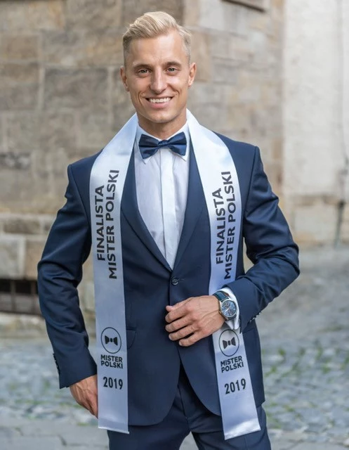 Aleksander Ramutkowski, 26 lat, Rumia Jestem pozytywnym młodym przedsiębiorcą, który pragnie zbudować swoją sieć meksykańskich barów typu street food. Uwielbiam podróże oraz sporty wodne (głównie kitesurfing i surfing). Staram się każdego dnia spełniać swoje cele, od najdrobniejszych po te najbardziej ambitne. Marzy mi się kupno jachtu i opłynięcie świata w poszukiwaniu najlepszych miejsc do surfowania. Najważniejszymi wartościami są dla mnie "bycie dobrym człowiekiem" oraz "samodoskonalenie". Aleksander Ramutkowski, 26 lat, Rumia Jestem pozytywnym młodym przedsiębiorcą, który pragnie zbudować swoją sieć meksykańskich barów typu street food. Uwielbiam podróże oraz sporty wodne (głównie kitesurfing i surfing). Staram się każdego dnia spełniać swoje cele, od najdrobniejszych po te najbardziej ambitne. Marzy mi się kupno jachtu i opłynięcie świata w poszukiwaniu najlepszych miejsc do surfowania. Najważniejszymi wartościami są dla mnie "bycie dobrym człowiekiem" oraz "samodoskonalenie".