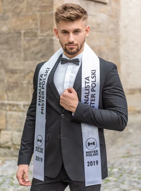 Mateusz Komorowski, 20 lat. Warszawa Mieszkam od urodzenia w Warszawie. Studiuje dziennie na Uniwersytecie Warszawskim. Ze sportem jestem związany od dziecka, ponieważ trenowałem wiele dyscyplin. Trening siłowy spodobał mi się najbardziej, dlatego po trzech latach uczęszczania na siłownie postanowiłem zostać trenerem. Od niedawna zacząłem również trenować MMA. Instagram założyłem już bardzo dawno temu. Dużo podróżowałem, brałem udział w różnych sesjach zdjęciowych oraz konkursie na Mistera Polski. Przez to wszystko mój Instagram się rozrósł i zostałem influencerem. Staram się godzić ze sobą te wszystkie rzeczy, a w międzyczasie opiekować się moim ukochanym psem oraz zbierać środki na kolejne sesje tatuażów. Mateusz Komorowski, 20 lat. Warszawa Mieszkam od urodzenia w Warszawie. Studiuje dziennie na Uniwersytecie Warszawskim. Ze sportem jestem związany od dziecka, ponieważ trenowałem wiele dyscyplin. Trening siłowy spodobał mi się najbardziej, dlatego po trzech latach uczęszczania na siłownie postanowiłem zostać trenerem. Od niedawna zacząłem również trenować MMA. Instagram założyłem już bardzo dawno temu. Dużo podróżowałem, brałem udział w różnych sesjach zdjęciowych oraz konkursie na Mistera Polski. Przez to wszystko mój Instagram się rozrósł i zostałem influencerem. Staram się godzić ze sobą te wszystkie rzeczy, a w międzyczasie opiekować się moim ukochanym psem oraz zbierać środki na kolejne sesje tatuażów.