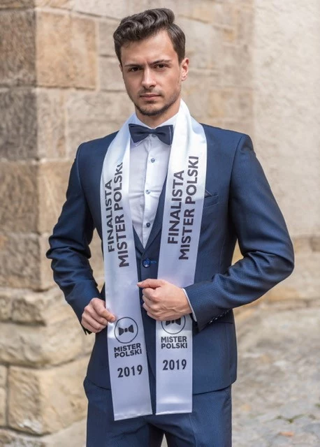 Patryk Kumański, 22 lata, Kielce Na co dzień moje życie związane jest z dwiema rzeczami. Po pierwsze z prawem, a po drugie ze sportem. Jestem aktualnie studentem IV roku prawa oraz pracuje w kancelarii od kilku lat. Wiążę swoją przyszłość z aplikacją sędziowską. Jeżeli chodzi o sport to jestem trenerem oraz zawodnikiem trójboju siłowego. Dodatkowo coraz większą rolę odgrywa w moim życiu modeling - wybieg jest dla mnie czymś niesamowicie ważnym. Od czasu mojej wizyty w tegorocznej odsłonie top model zrozumiałem, że uwielbiam być przed kamerą i zaczynam realizację projektów na platformie YouTube oraz rozpoczynam serię podcastów wraz z grupą znajomych aktorów. Prowadzę również własną działalność gospodarczą. Patryk Kumański, 22 lata, Kielce Na co dzień moje życie związane jest z dwiema rzeczami. Po pierwsze z prawem, a po drugie ze sportem. Jestem aktualnie studentem IV roku prawa oraz pracuje w kancelarii od kilku lat. Wiążę swoją przyszłość z aplikacją sędziowską. Jeżeli chodzi o sport to jestem trenerem oraz zawodnikiem trójboju siłowego. Dodatkowo coraz większą rolę odgrywa w moim życiu modeling - wybieg jest dla mnie czymś niesamowicie ważnym. Od czasu mojej wizyty w tegorocznej odsłonie top model zrozumiałem, że uwielbiam być przed kamerą i zaczynam realizację projektów na platformie YouTube oraz rozpoczynam serię podcastów wraz z grupą znajomych aktorów. Prowadzę również własną działalność gospodarczą.