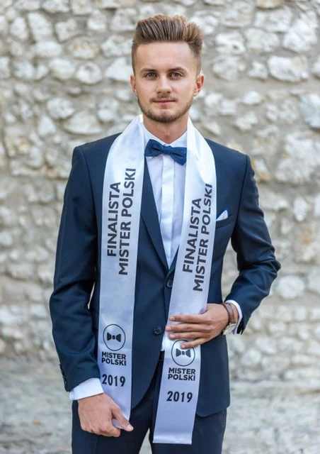 Mateusz Matysiak, 19 lat, Tomaszów Mazowiecki Jestem "uzależniony'" od piłki nożnej. Nie wyobrażam sobie dnia bez treningu na boisku i na siłowni. Interesuje się zdrowym stylem życia, zdrową żywnością. Jestem trenerem personalnym. Uwielbiam podróżować i poznawać nowe kultury. Interesują mnie książki i programy o rozwoju osobistym. Dla mnie jest to ważny element osiągania sukcesów i bycia szczęśliwym. Rozwój osobisty to mój sposób na życie. Moje motto: "..Im więcej przeszkód pokonam, tym więcej osiągnę, warto być kimś kto zapala pasją a nie gasi hejtem..." Mateusz Matysiak, 19 lat, Tomaszów Mazowiecki Jestem "uzależniony'" od piłki nożnej. Nie wyobrażam sobie dnia bez treningu na boisku i na siłowni. Interesuje się zdrowym stylem życia, zdrową żywnością. Jestem trenerem personalnym. Uwielbiam podróżować i poznawać nowe kultury. Interesują mnie książki i programy o rozwoju osobistym. Dla mnie jest to ważny element osiągania sukcesów i bycia szczęśliwym. Rozwój osobisty to mój sposób na życie. Moje motto: "..Im więcej przeszkód pokonam, tym więcej osiągnę, warto być kimś kto zapala pasją a nie gasi hejtem..."