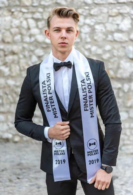 Piotr Woźniak, 20 lat, Pabianice Jest to dla mnie przełomowy rok. Zacząłem studia o kierunku mechatronika na Politechnice Łódzkiej. Jest to droga, z którą wiąże swoją przyszłość zawodową. Szczególnie interesuje mnie tematyka inteligentnych budynków oraz szeroko rozumiane nowe technologie. Człowiek nie żyje samą pracą, potrzebne jest również hobby, a moim jest akrobatyka. Trenuje ją od kilku lat, a od niedawna przekazuje moją wiedzę młodszemu pokoleniu w szkole tańca. Adrenalina podczas treningów daje mi energię do życia. Moje życie jest dość wypełnione, ponieważ na co dzień pracuje jako przedstawiciel handlowy w całym województwie łódzkim. Ciekawą odskocznią od rzeczywistości było uczestnictwo w konkursie Mistera Ziemi Łódzkiej. Udało mi się zdobyć główny tytuł, co pozwoliło dalej kontynuować tę przygodę. Dzięki przygotowaniom do Mistera Polski spróbowałem świata modelingu i po zakończeniu konkursu dalej będę rozwijał się na tej płaszczyźnie. Uwielbiam również podróżować oraz odwiedzać nowe kraje i poznawać ich kulturę. Rozwijać siebie, najważniejsza wartość. Nie zamieniłbym swojego życia na żadne inne. Piotr Woźniak, 20 lat, Pabianice Jest to dla mnie przełomowy rok. Zacząłem studia o kierunku mechatronika na Politechnice Łódzkiej. Jest to droga, z którą wiąże swoją przyszłość zawodową. Szczególnie interesuje mnie tematyka inteligentnych budynków oraz szeroko rozumiane nowe technologie. Człowiek nie żyje samą pracą, potrzebne jest również hobby, a moim jest akrobatyka. Trenuje ją od kilku lat, a od niedawna przekazuje moją wiedzę młodszemu pokoleniu w szkole tańca. Adrenalina podczas treningów daje mi energię do życia. Moje życie jest dość wypełnione, ponieważ na co dzień pracuje jako przedstawiciel handlowy w całym województwie łódzkim. Ciekawą odskocznią od rzeczywistości było uczestnictwo w konkursie Mistera Ziemi Łódzkiej. Udało mi się zdobyć główny tytuł, co pozwoliło dalej kontynuować tę przygodę. Dzięki przygotowaniom do Mistera Polski spróbowałem świata modelingu i po zakończeniu konkursu dalej będę rozwijał się na tej płaszczyźnie. Uwielbiam również podróżować oraz odwiedzać nowe kraje i poznawać ich kulturę. Rozwijać siebie, najważniejsza wartość. Nie zamieniłbym swojego życia na żadne inne.