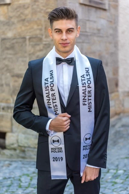 Adrian Pęter, 21 lat, Warszawa Mój rodzinny dom znajduje się w małej miejscowości Leszno pod Warszawą, natomiast moje codzienne życie toczy się w stolicy Polski. Jestem studentem trzeciego roku ekonomii zaangażowanym w koło naukowo-biznesowo Enactus, gdzie realizuję projekty społeczno-ekonomiczne, które później są prezentowane przez nasz zespół na arenie ogólnopolskiej. Poza studiami jestem baristą w jednej z warszawskich kawiarni. Dodatkowo rozwijam się pracując jako model. Moją pasją jest szeroko pojęty sport, a największą z nich piłka nożna, którą przez ponad połowę życia profesjonalnie trenowałem. Interesuje się również inwestycjami giełdowymi. Adrian Pęter, 21 lat, Warszawa Mój rodzinny dom znajduje się w małej miejscowości Leszno pod Warszawą, natomiast moje codzienne życie toczy się w stolicy Polski. Jestem studentem trzeciego roku ekonomii zaangażowanym w koło naukowo-biznesowo Enactus, gdzie realizuję projekty społeczno-ekonomiczne, które później są prezentowane przez nasz zespół na arenie ogólnopolskiej. Poza studiami jestem baristą w jednej z warszawskich kawiarni. Dodatkowo rozwijam się pracując jako model. Moją pasją jest szeroko pojęty sport, a największą z nich piłka nożna, którą przez ponad połowę życia profesjonalnie trenowałem. Interesuje się również inwestycjami giełdowymi.